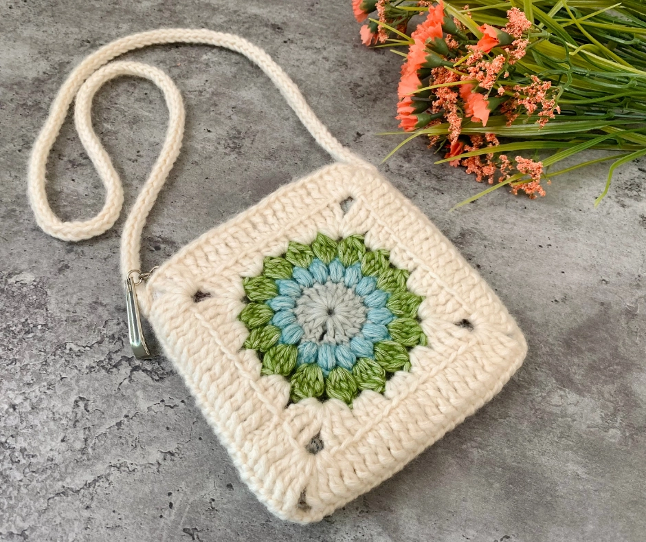 finished sun burst granny square bag